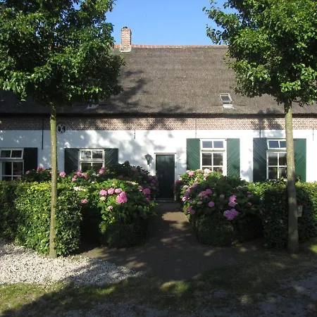 In Verbouwde Boerderij, Een Eigen Slaap En Zit Kamer, Eigen Douche En Toilet, Terras Met Gedeelde Ruime Hal B&B *