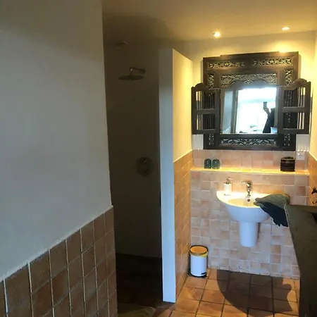 In Verbouwde Boerderij, Een Eigen Slaap En Zit Kamer, Eigen Douche En Toilet, Terras Met Gedeelde Ruime Hal B&B